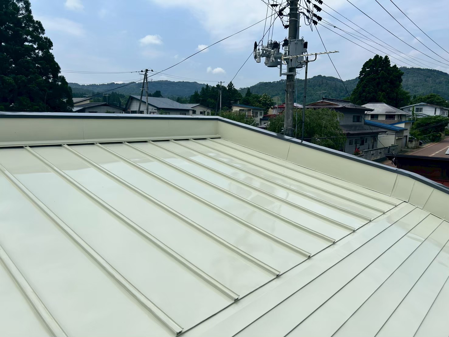 【山形県飯豊町】車庫の屋根塗装を行いました